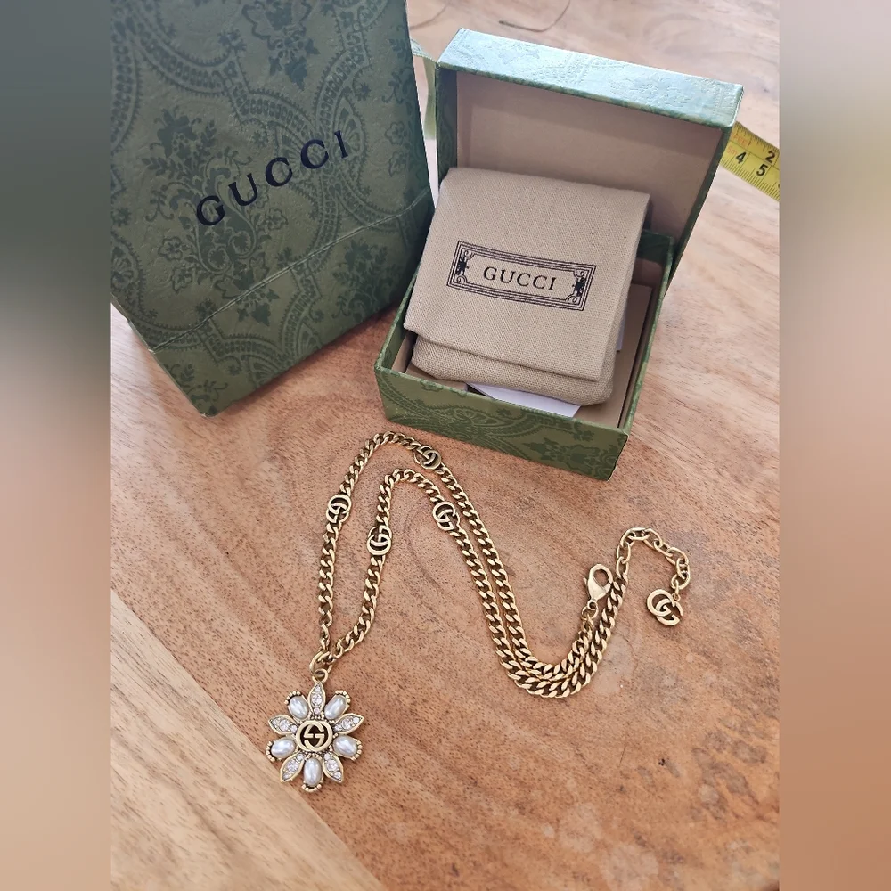 Gucci Gold Necklace with Floral Pendant - Picture 12 of 12